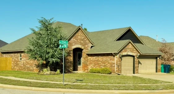 Street view of the home before roof replacement